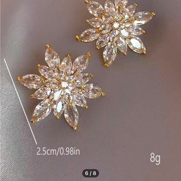 Elegant Gold and Crystal Flower Earrings nwt - Picture 6 of 6